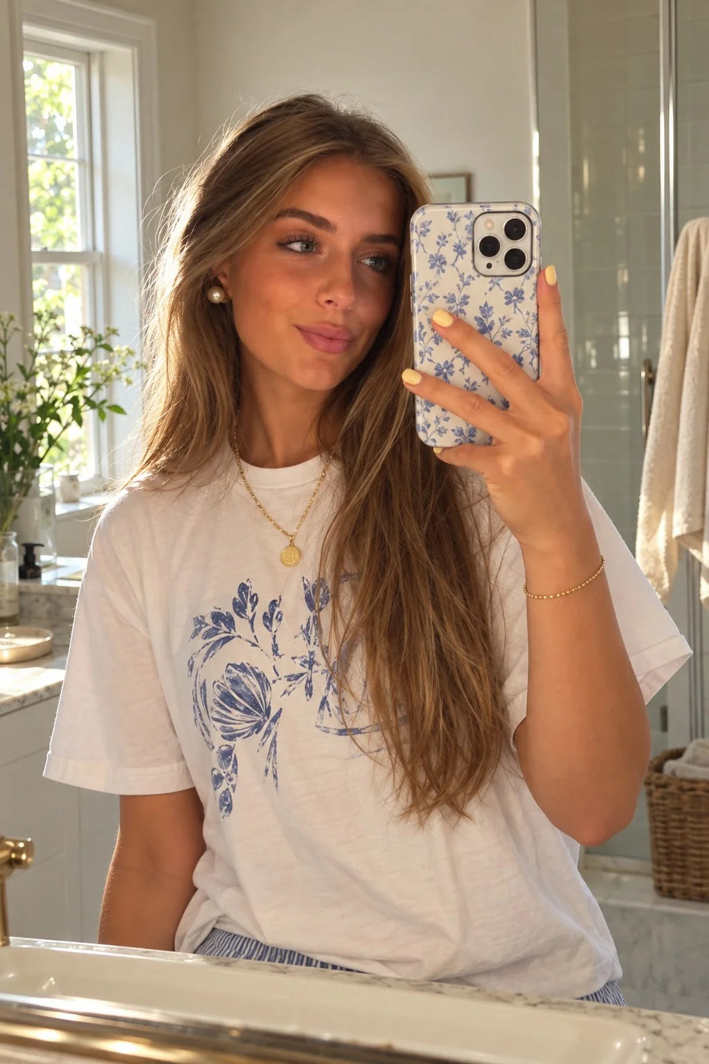 Vrouw in wit T-shirt maakt een selfie met een gebloemd telefoonhoesje